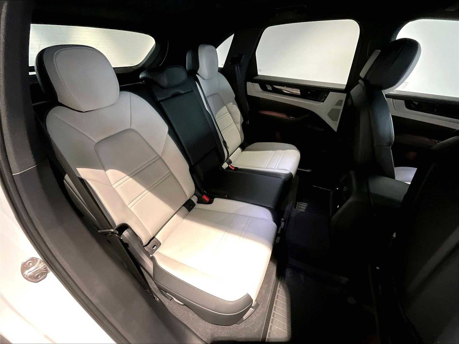 Used 2025 Porsche Cayenne image 32