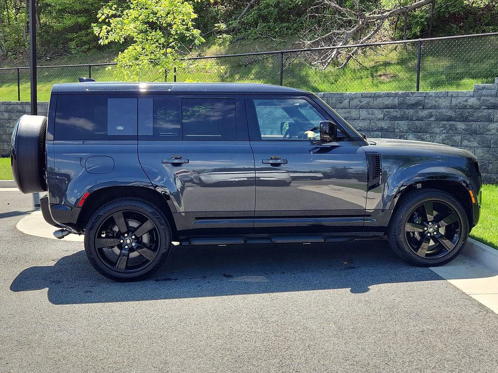 Used 2024 Land Rover Defender 110 V8 AWD/4WD image 11