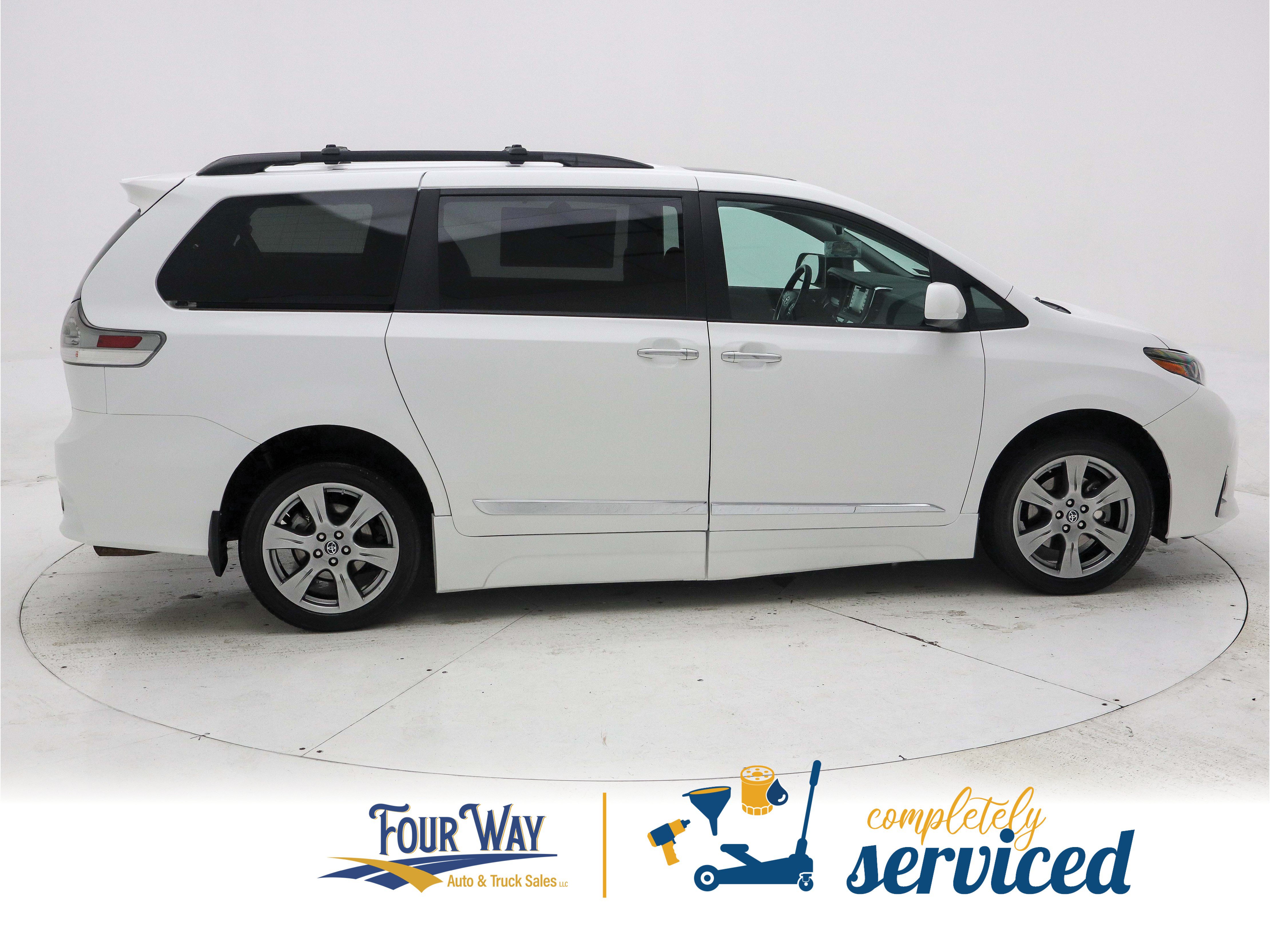 Used 2018 Toyota Sienna SE Premium w/ Carpet Mat Package image 4
