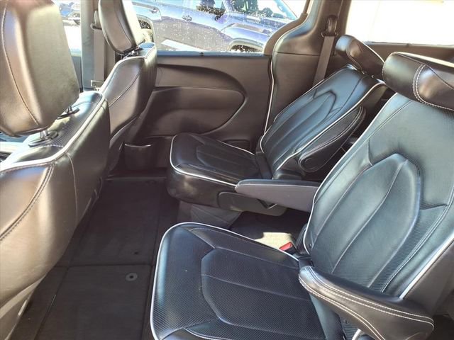 Used 2025 Chrysler Pacifica Limited image 5