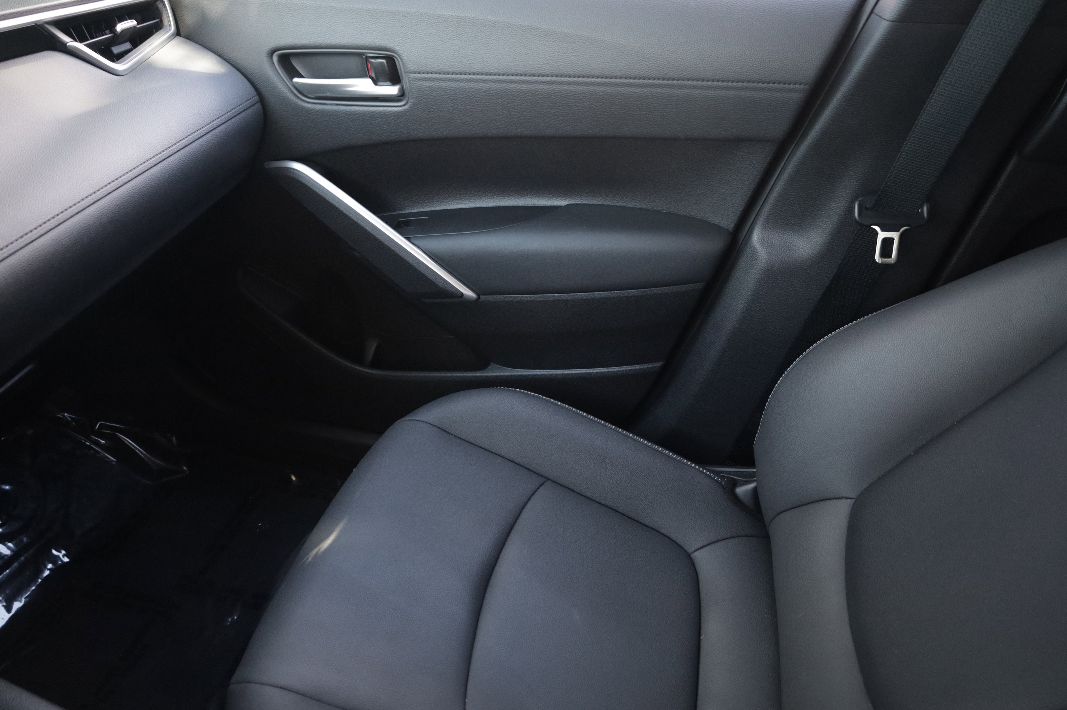 Used 2022 Toyota Corolla Cross XLE w/ Convenience Package FWD image 12