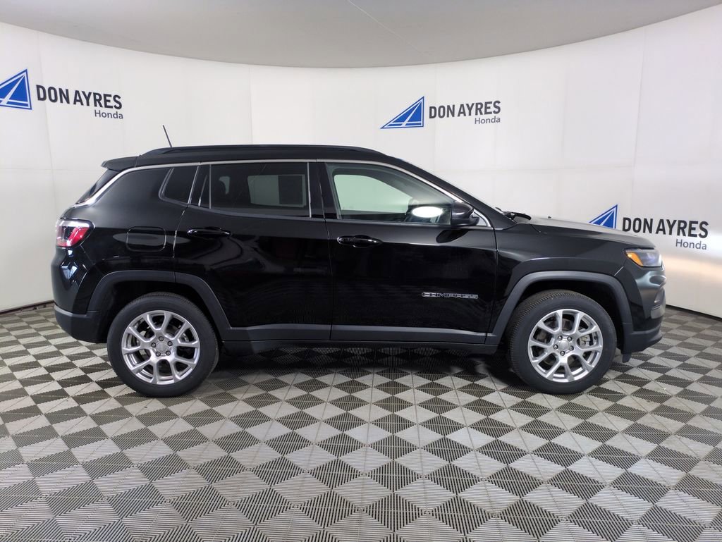 Used 2023 Jeep Compass Latitude AWD/4WD image 8