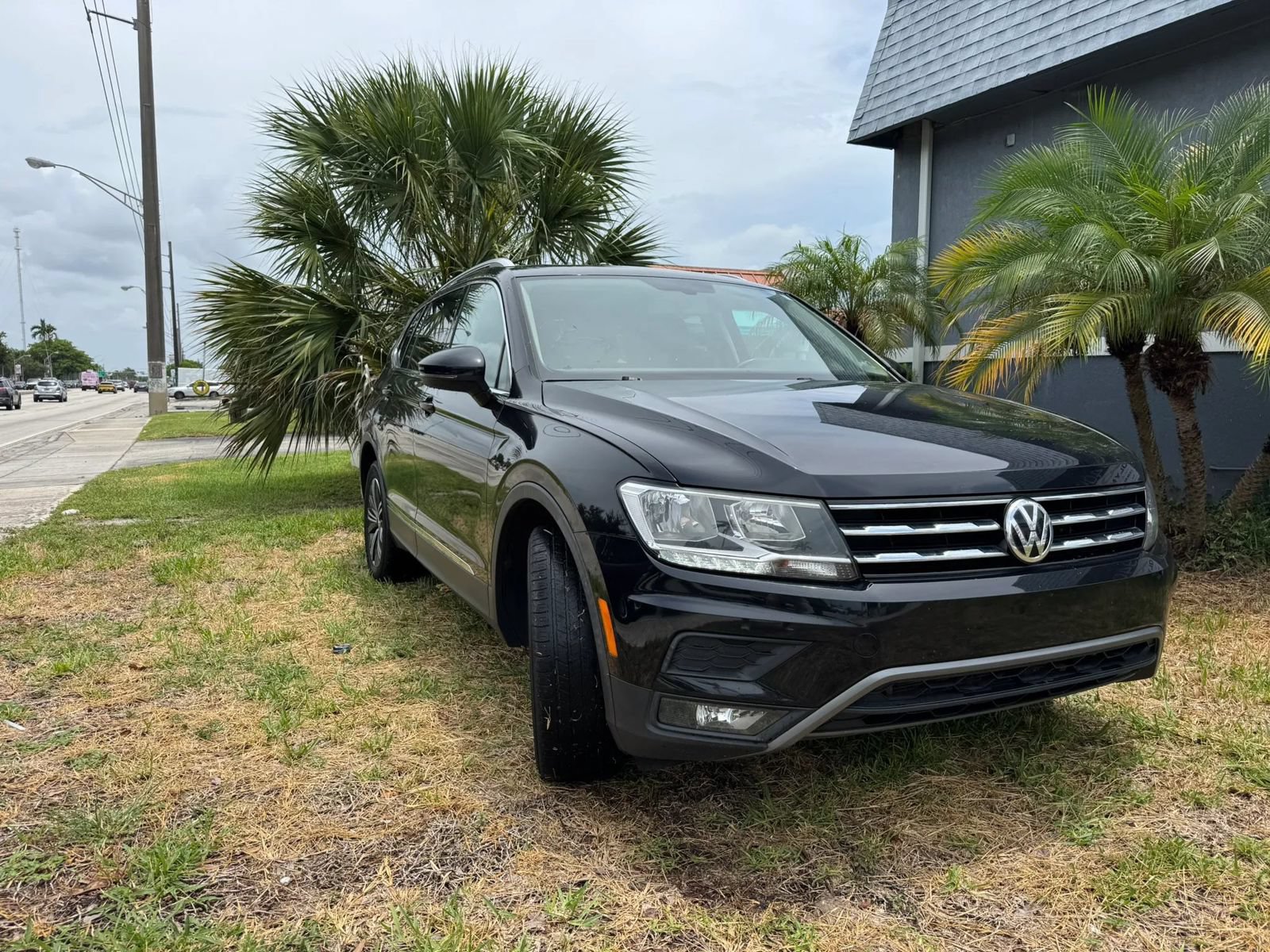 Used 2018 Volkswagen Tiguan SEL FWD image 2