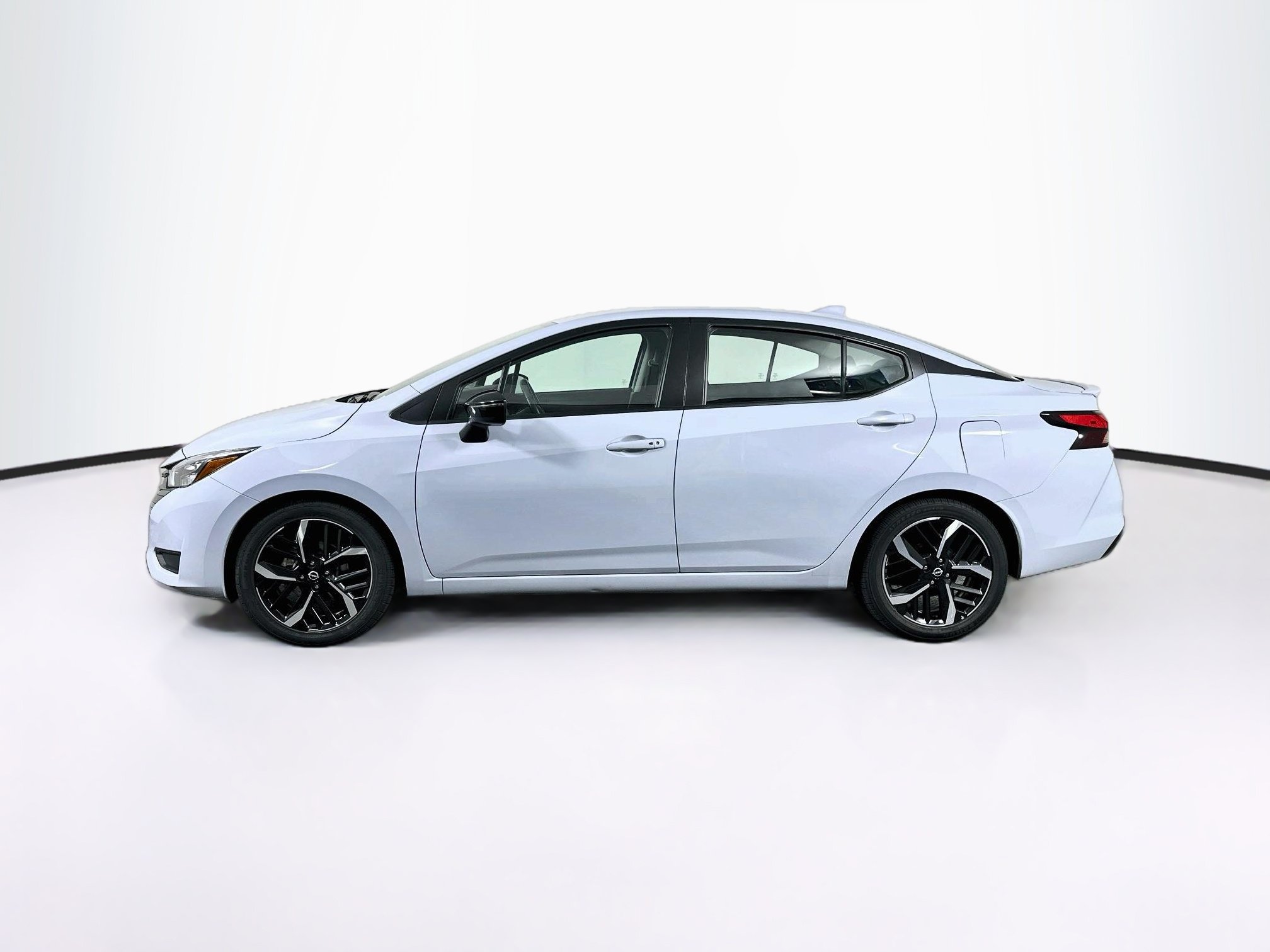 Used 2025 Nissan Versa SR FWD image 4