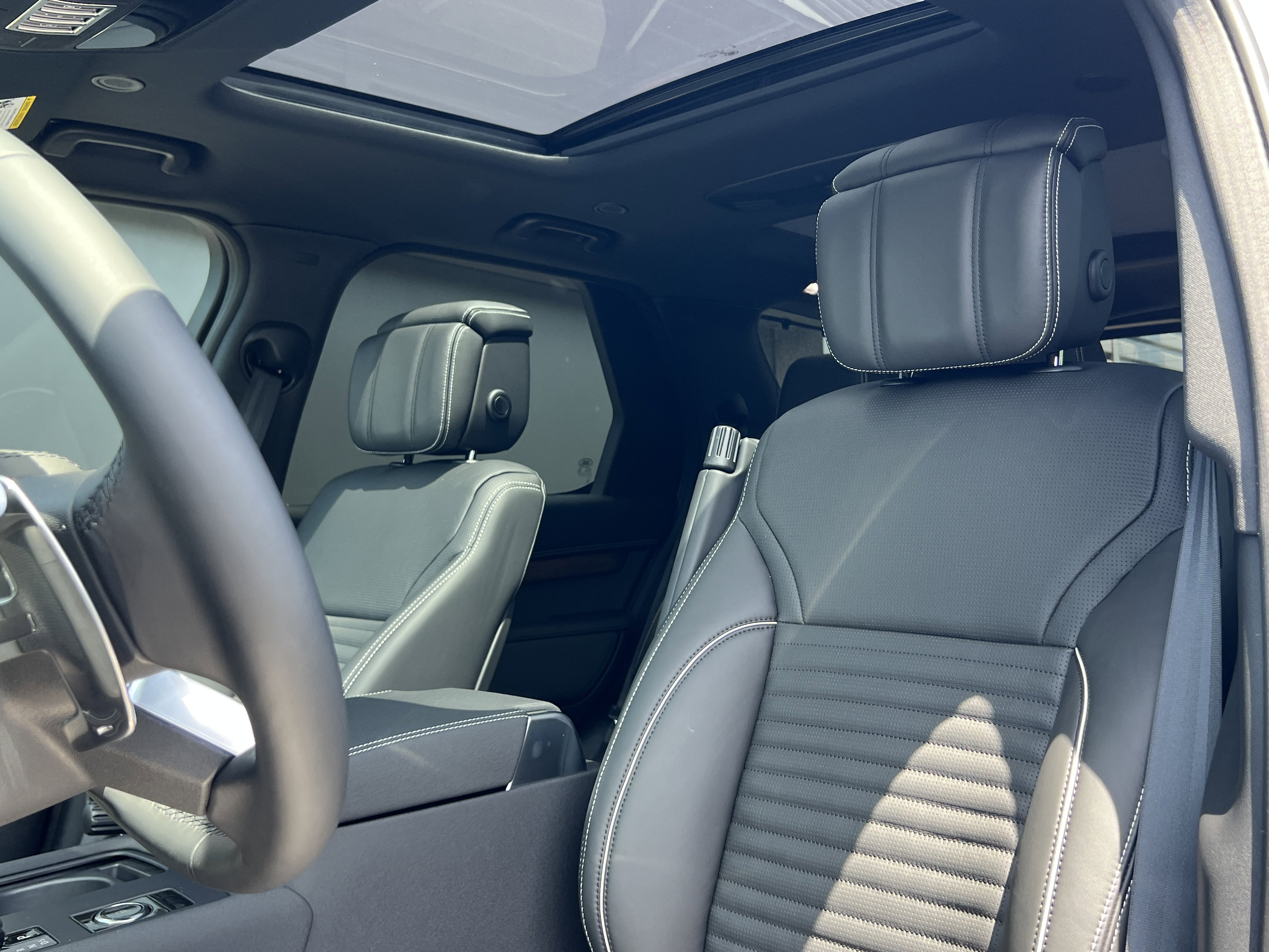 New 2024 Land Rover Discovery Dynamic SE image 23