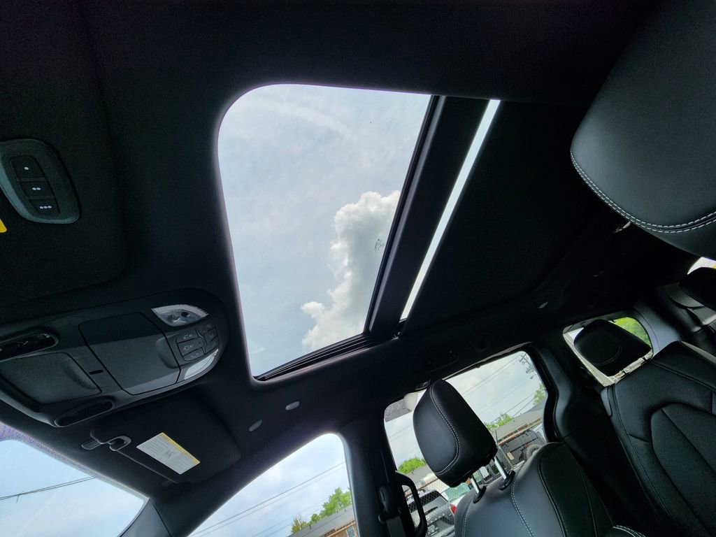 New 2025 Chrysler Pacifica Select w/ Uconnect Theater Family Group image 18