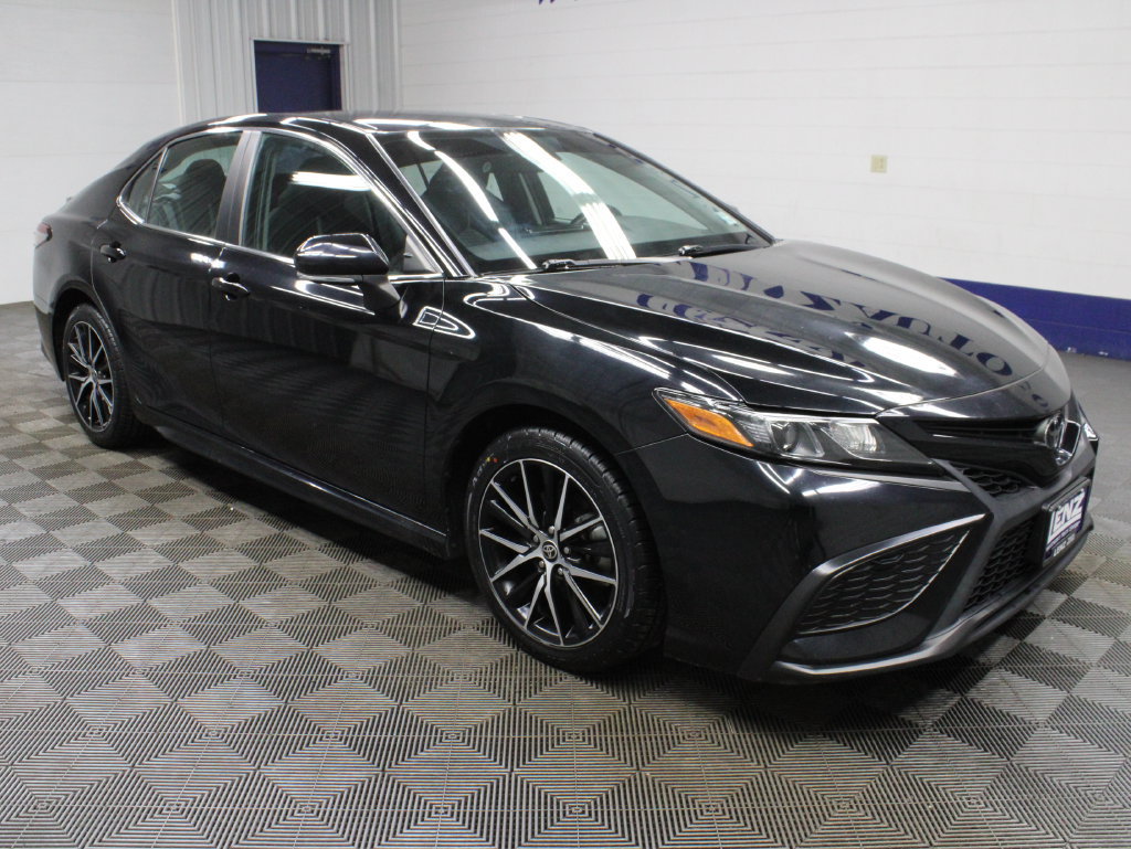 Used 2022 Toyota Camry SE FWD image 2