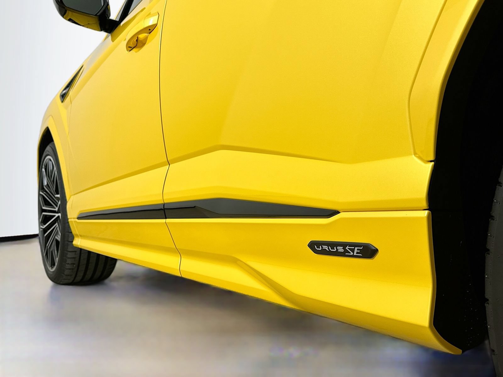 Used 2025 Lamborghini Urus SE AWD/4WD image 48