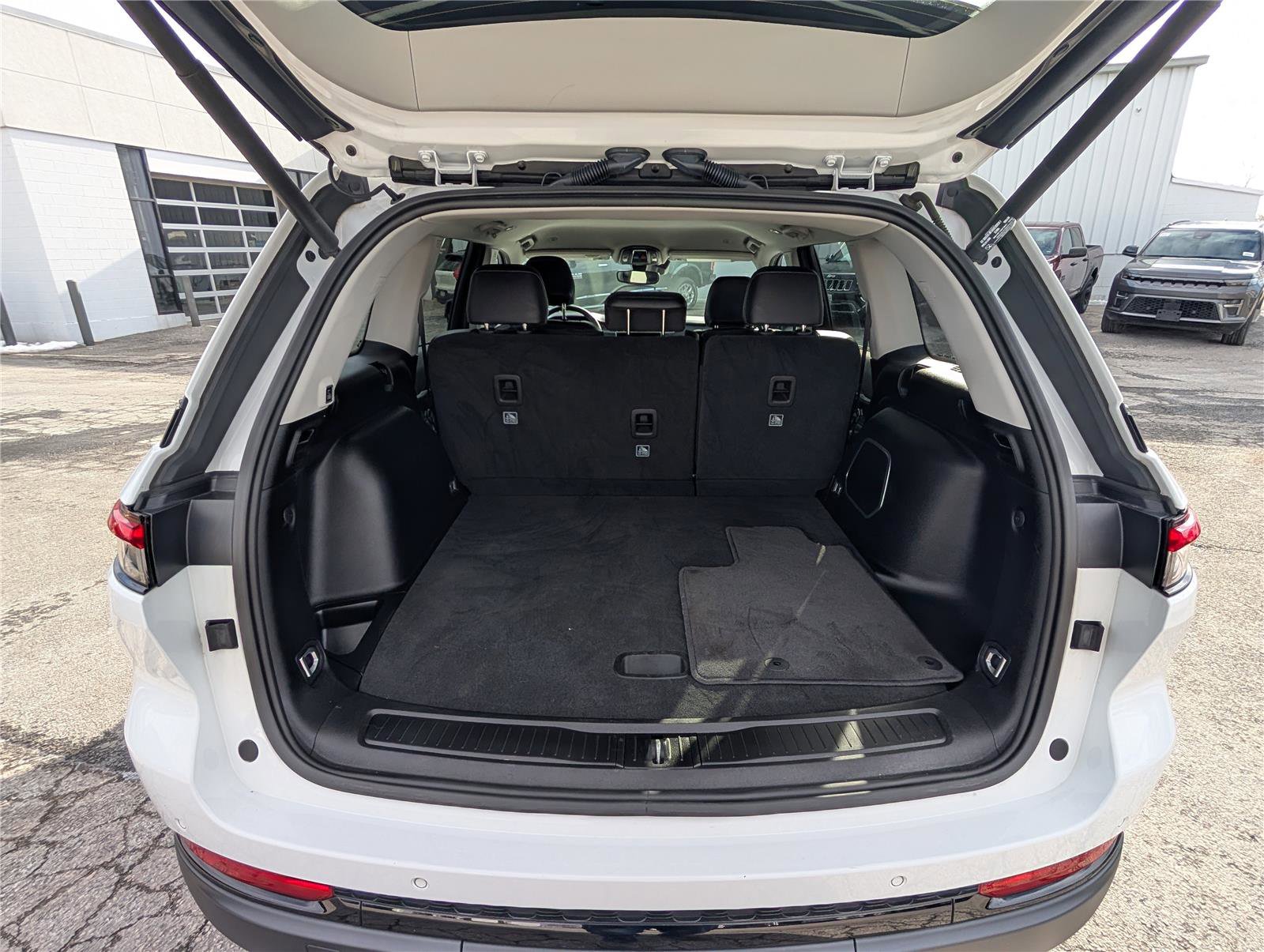 Used 2023 Jeep Grand Cherokee Limited w/ Black Appearance Package image 12