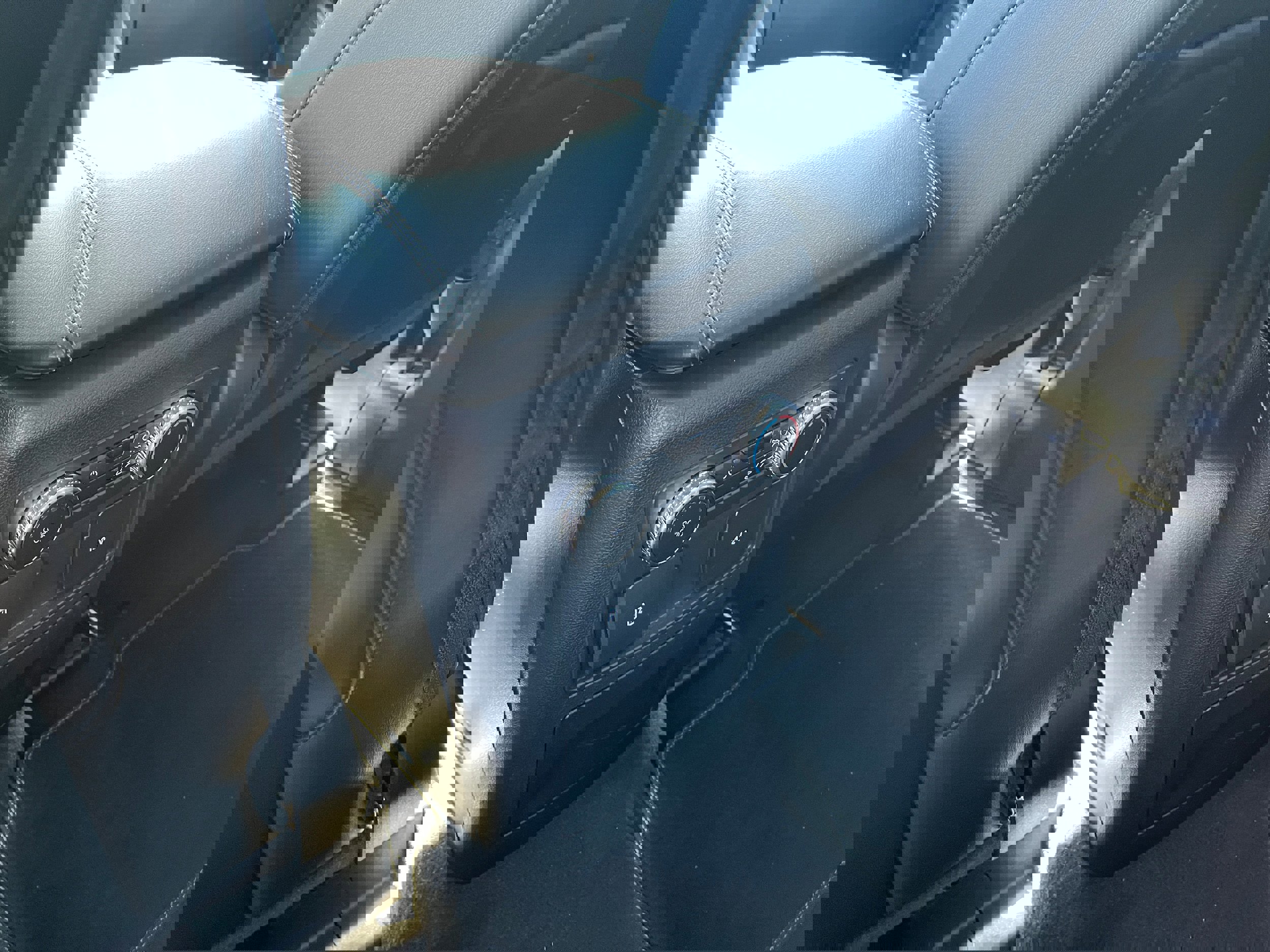 Used 2022 Ford Explorer XLT w/ Equipment Group 202A AWD/4WD image 11