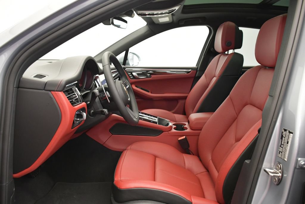 Certified 2026 Porsche Macan AWD/4WD image 5