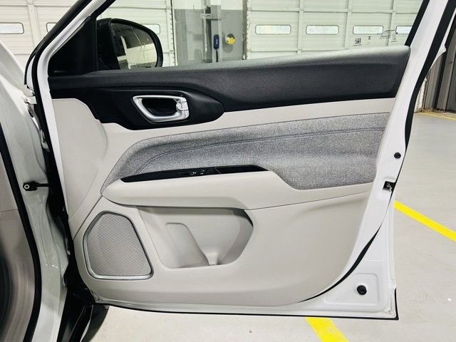 Used 2024 Jeep Compass Latitude image 32