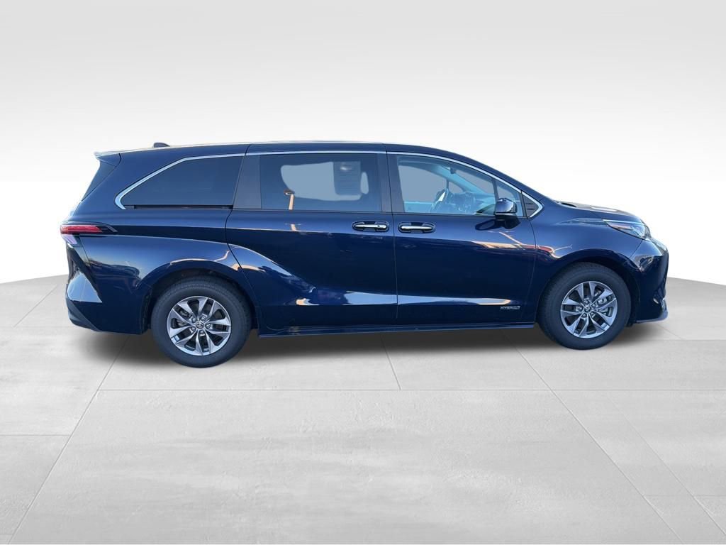 Used 2021 Toyota Sienna XLE image 6