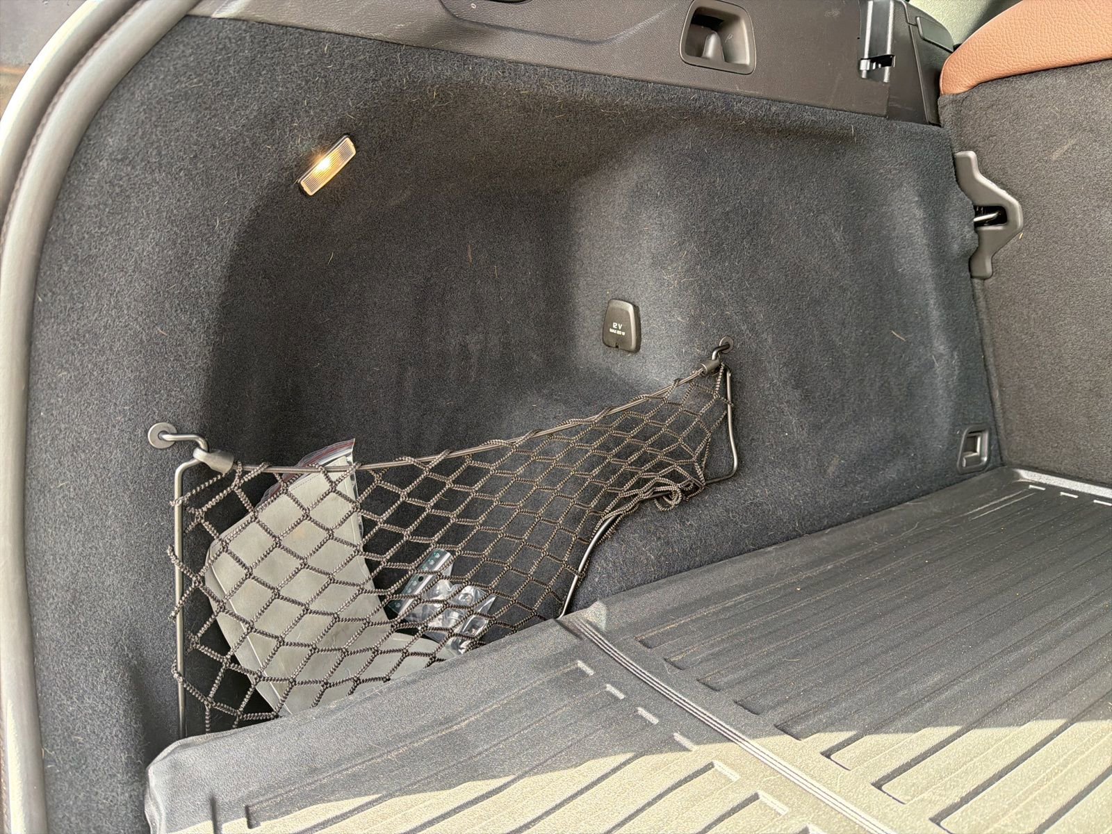 Certified 2025 Volvo XC60 T8 Plus w/ Protection Package Premier image 27