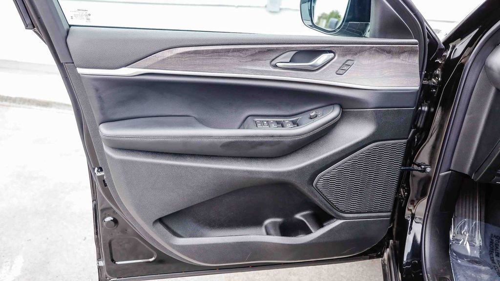 New 2025 Jeep Grand Cherokee L Limited w/ Black Appearance Package image 23