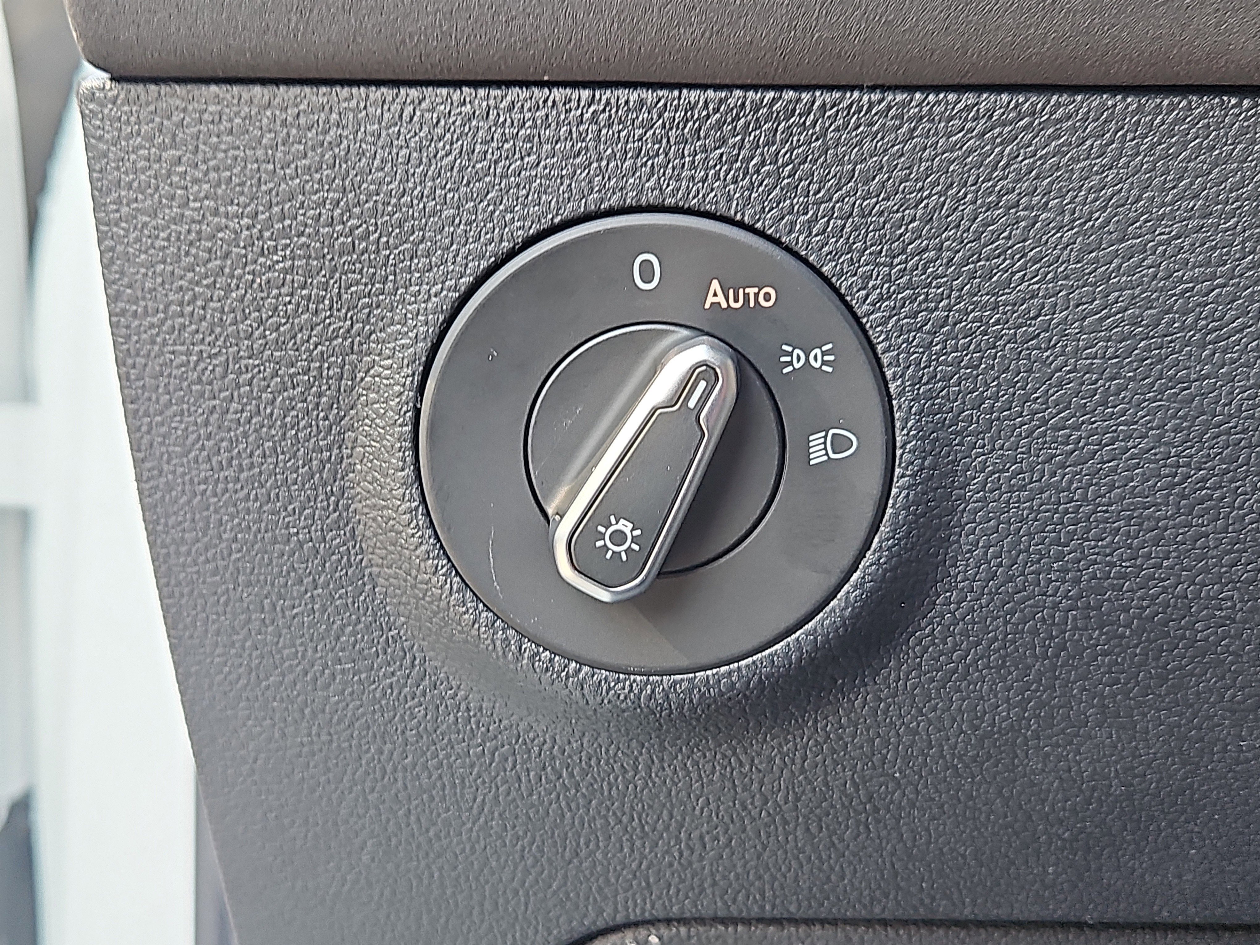 New 2026 Volkswagen Taos SE image 10