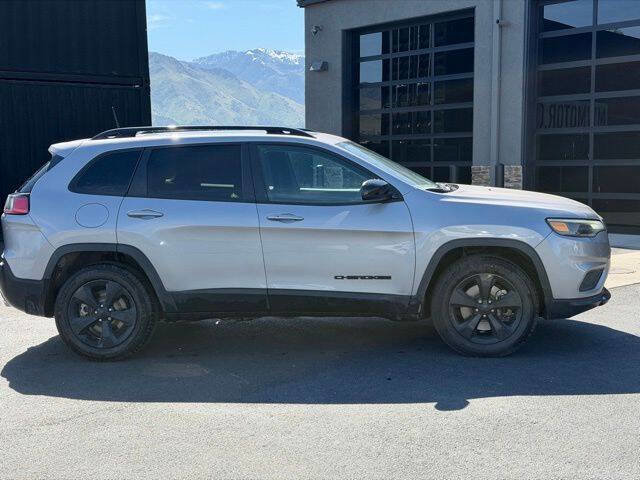 Used 2022 Jeep Cherokee Latitude Lux w/ Sun & Sound Group AWD/4WD image 3