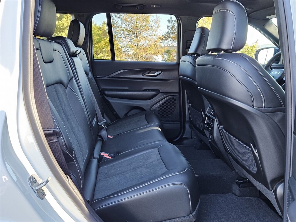 New 2025 Jeep Grand Cherokee Altitude image 14