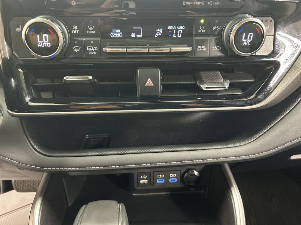 Used 2022 Toyota Highlander XLE AWD/4WD image 16