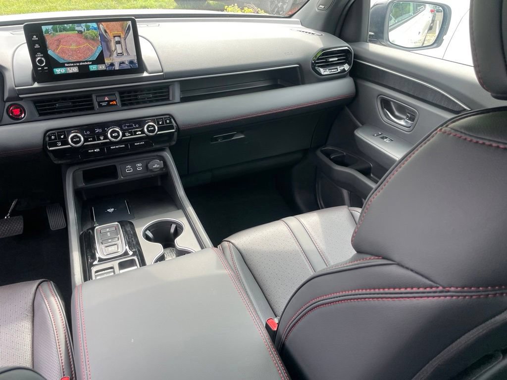 Used 2025 Honda Pilot Black Edition image 13