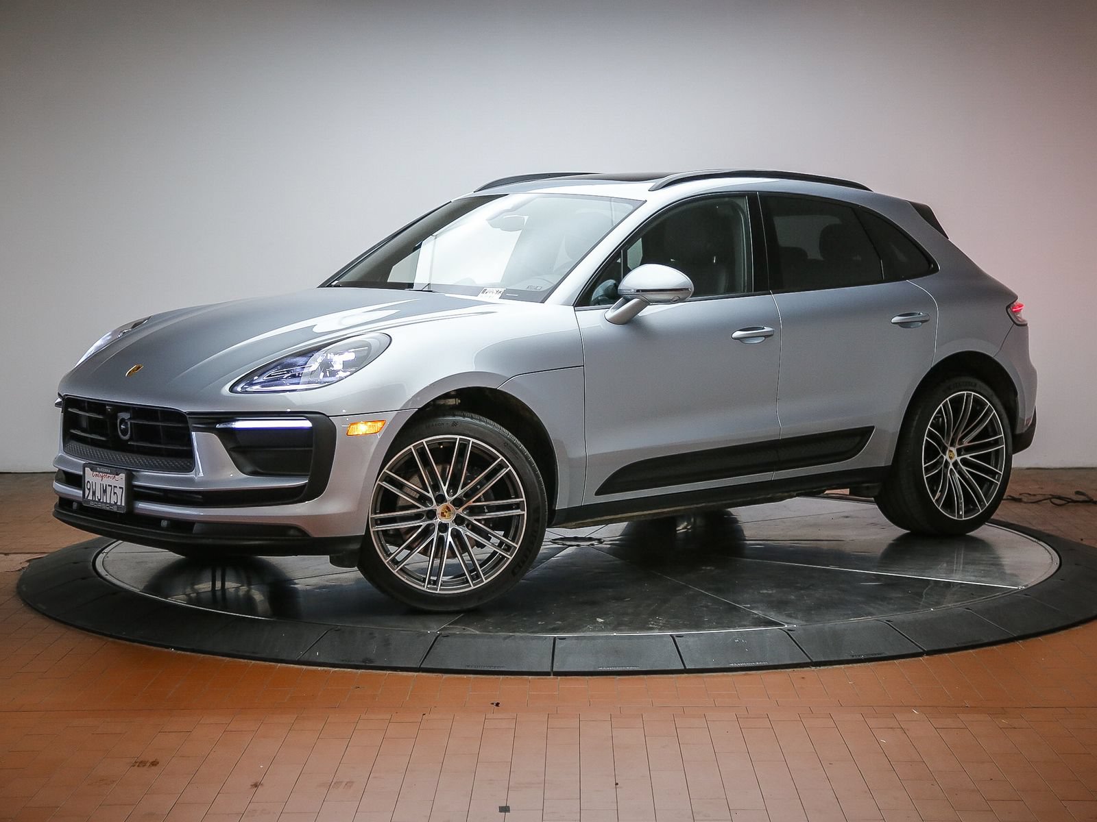 Certified 2026 Porsche Macan AWD/4WD image 1