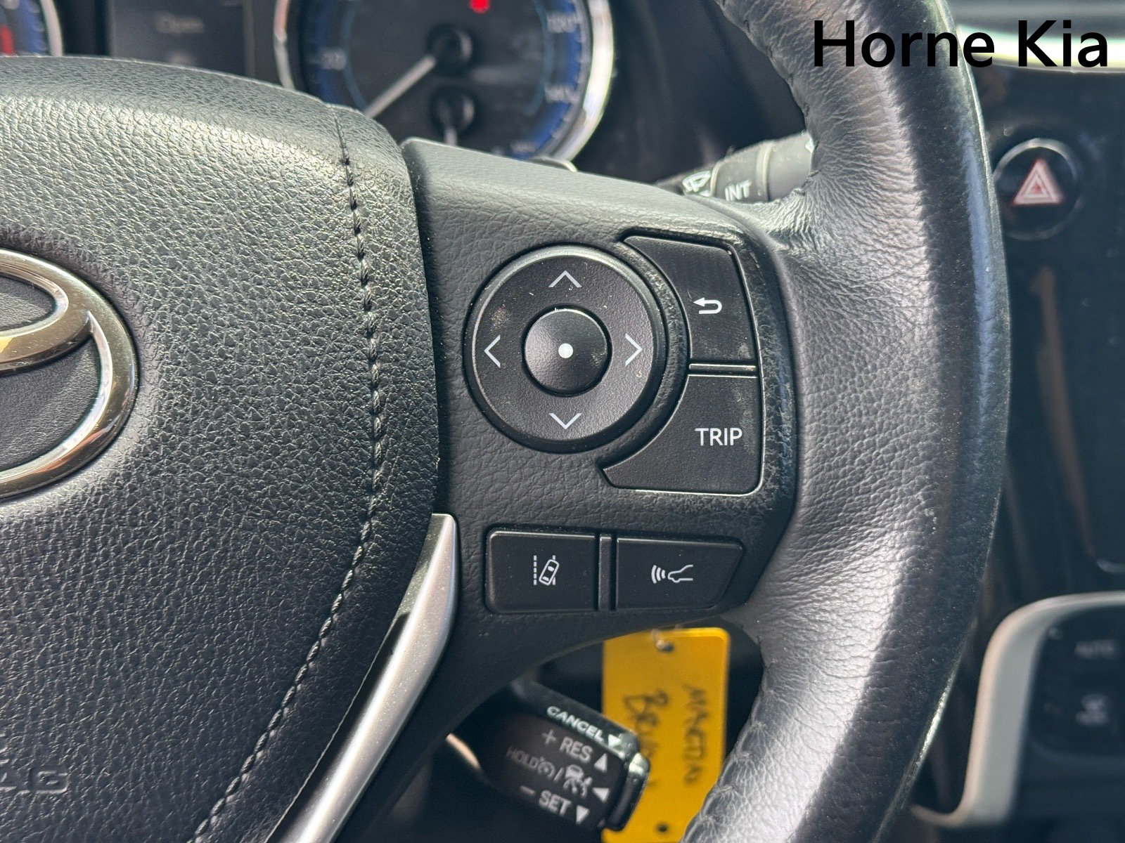 Used 2018 Toyota Corolla SE w/ Carpet Mat Package (TMS) FWD image 19