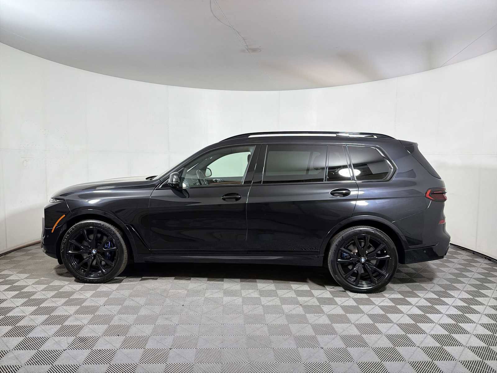 Certified 2024 BMW X7 xDrive40i w/ M Sport Package AWD/4WD image 4