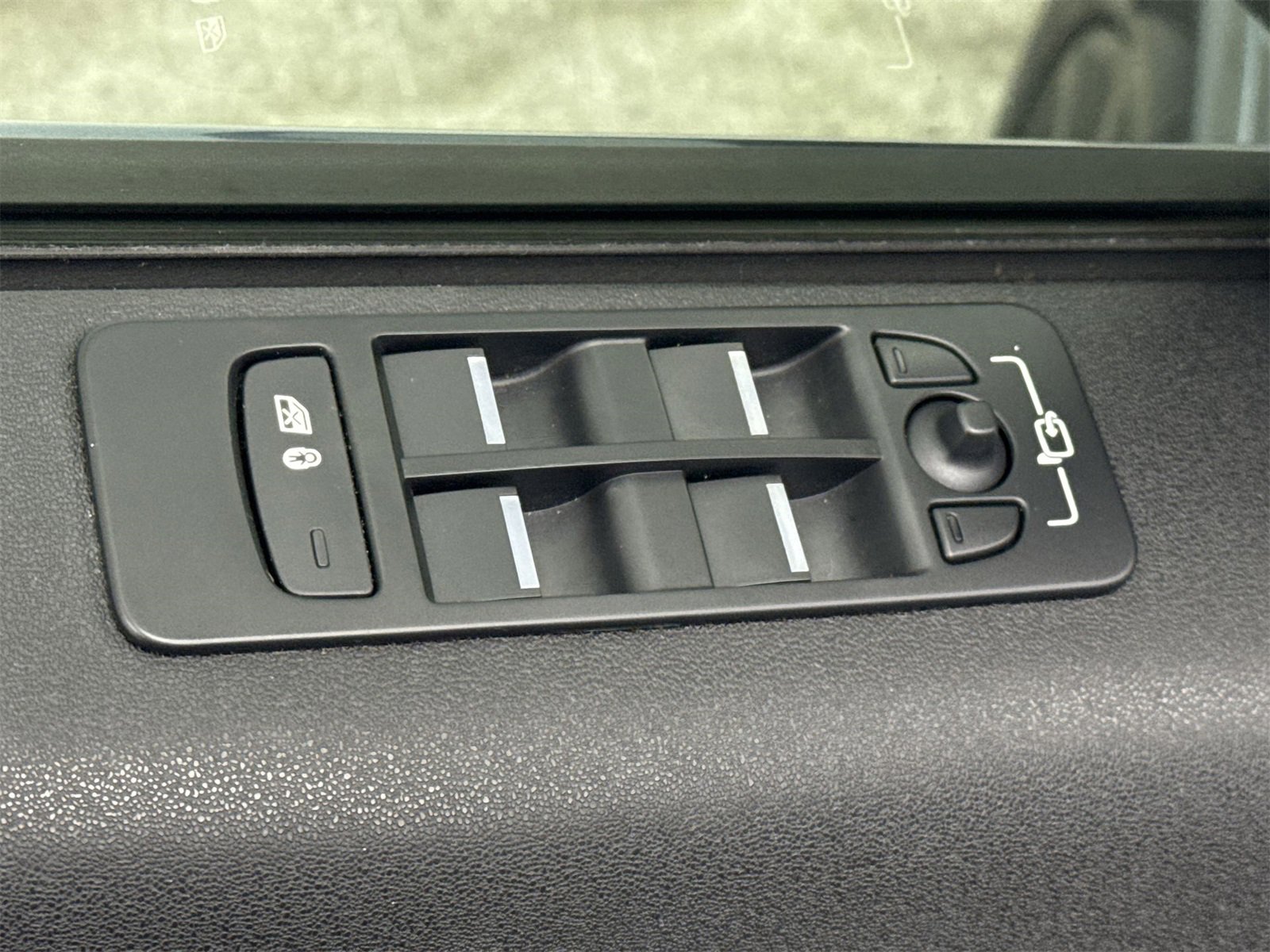 Used 2020 Land Rover Discovery Sport SE R-Dynamic image 17