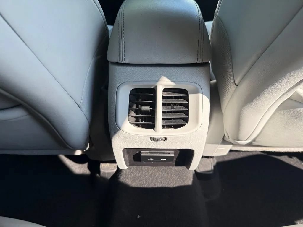 Used 2020 Jeep Cherokee Latitude Plus AWD/4WD image 32
