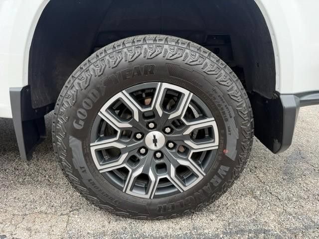 Used 2023 Chevrolet Colorado Z71 w/ Z71 Convenience Package 2 AWD/4WD image 6