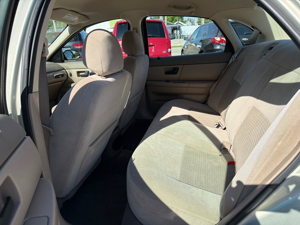Used 2004 Ford Taurus SE FWD image 11