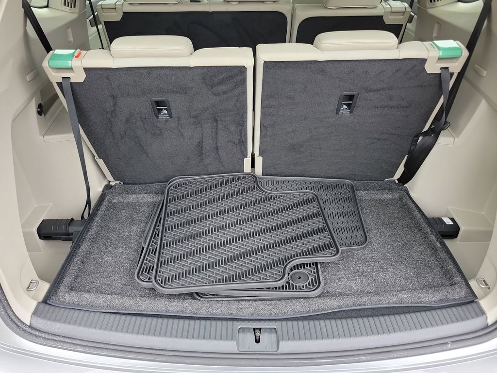 Certified 2025 Volkswagen Atlas SEL Premium R-Line image 9