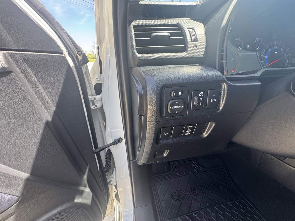 Used 2018 Toyota 4Runner SR5 AWD/4WD image 15