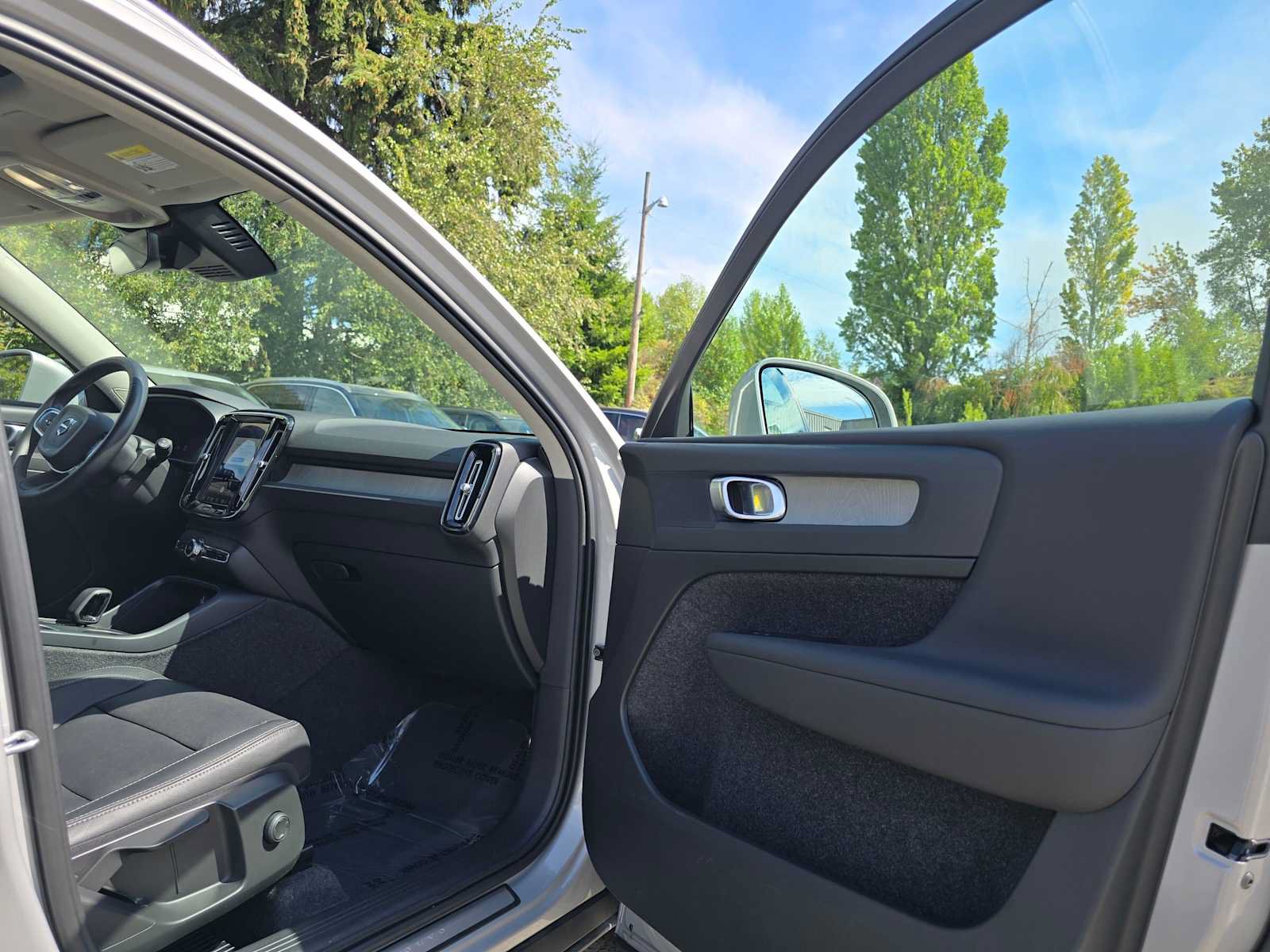 Certified 2024 Volvo XC40 B5 Core w/ Climate Package AWD/4WD image 13