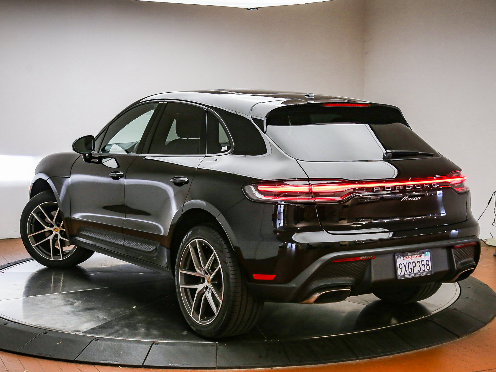 Certified 2026 Porsche Macan AWD/4WD image 6