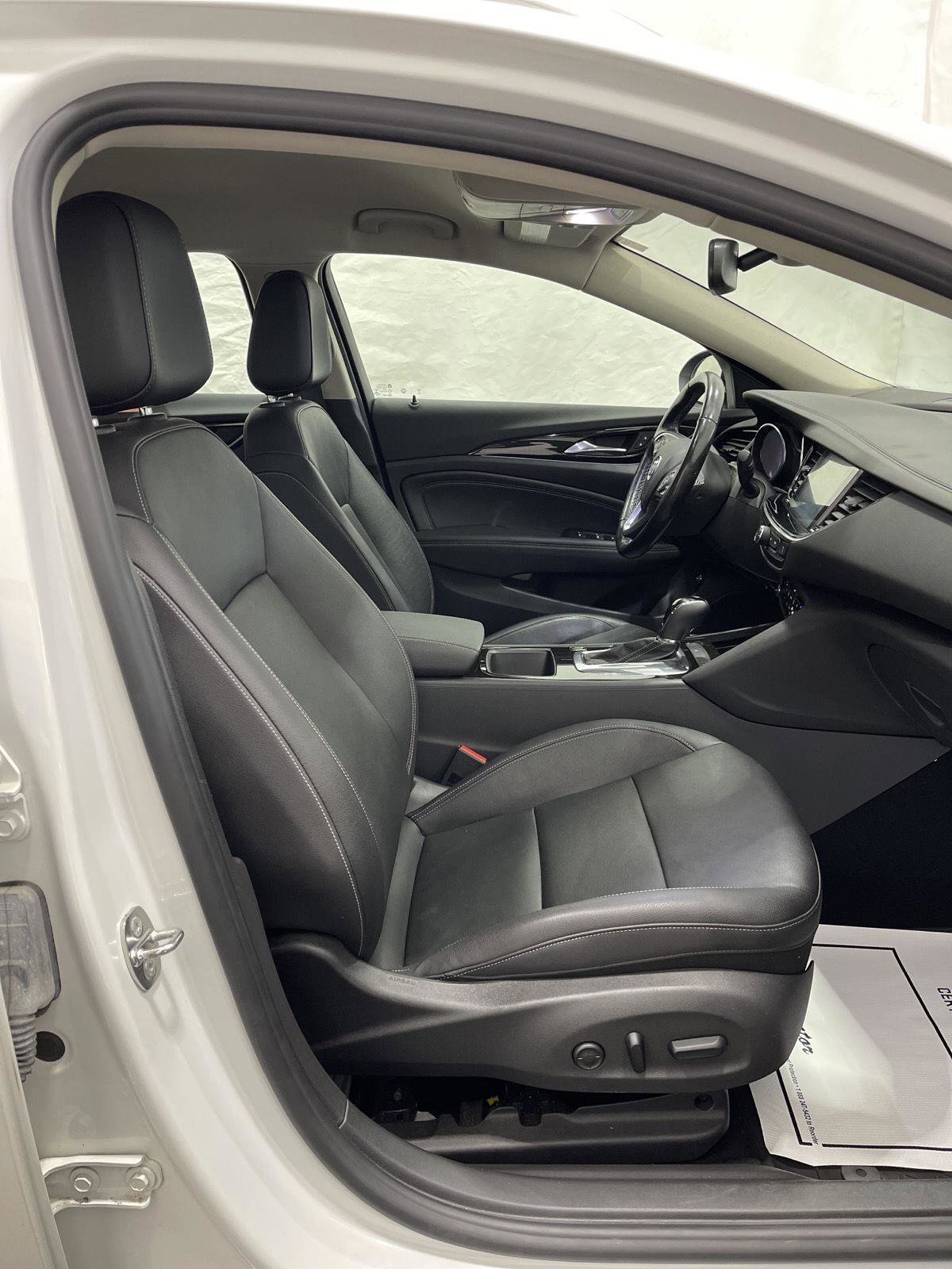 Used 2018 Buick Regal Essence w/ Driver Confidence Package #1 image 10