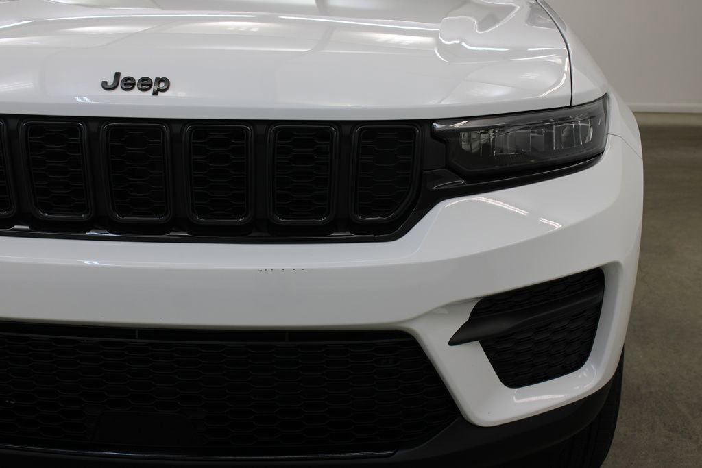 Used 2025 Jeep Grand Cherokee Altitude AWD/4WD image 8
