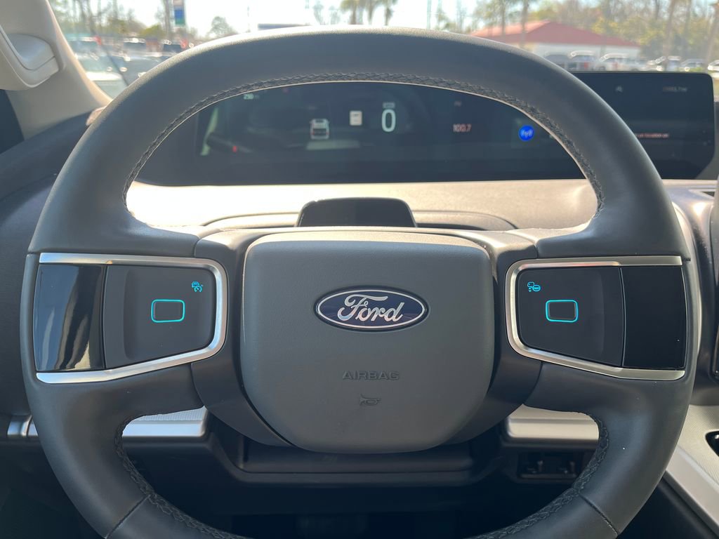 Used 2025 Ford Expedition Active image 14