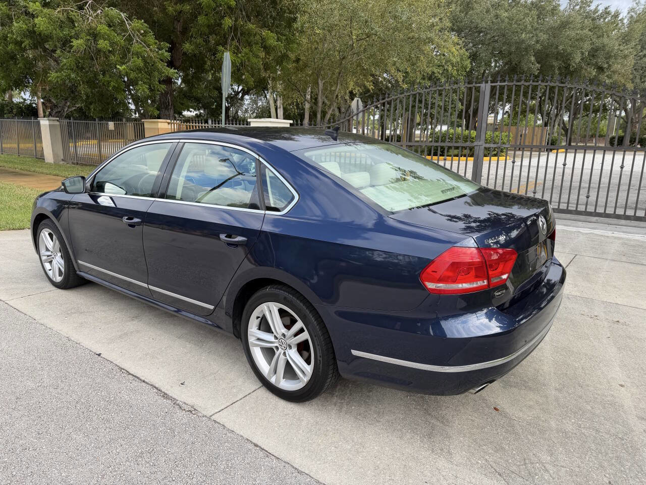 Used 2013 Volkswagen Passat 3.6 SEL Premium image 12