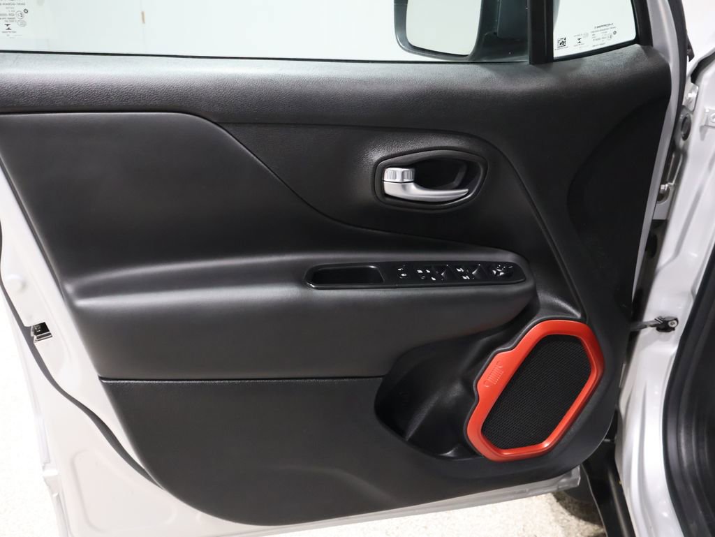 Used 2015 Jeep Renegade Trailhawk image 13