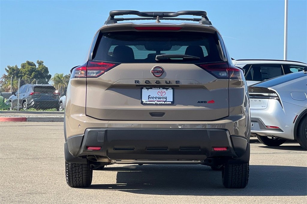 Used 2025 Nissan Rogue SV image 6