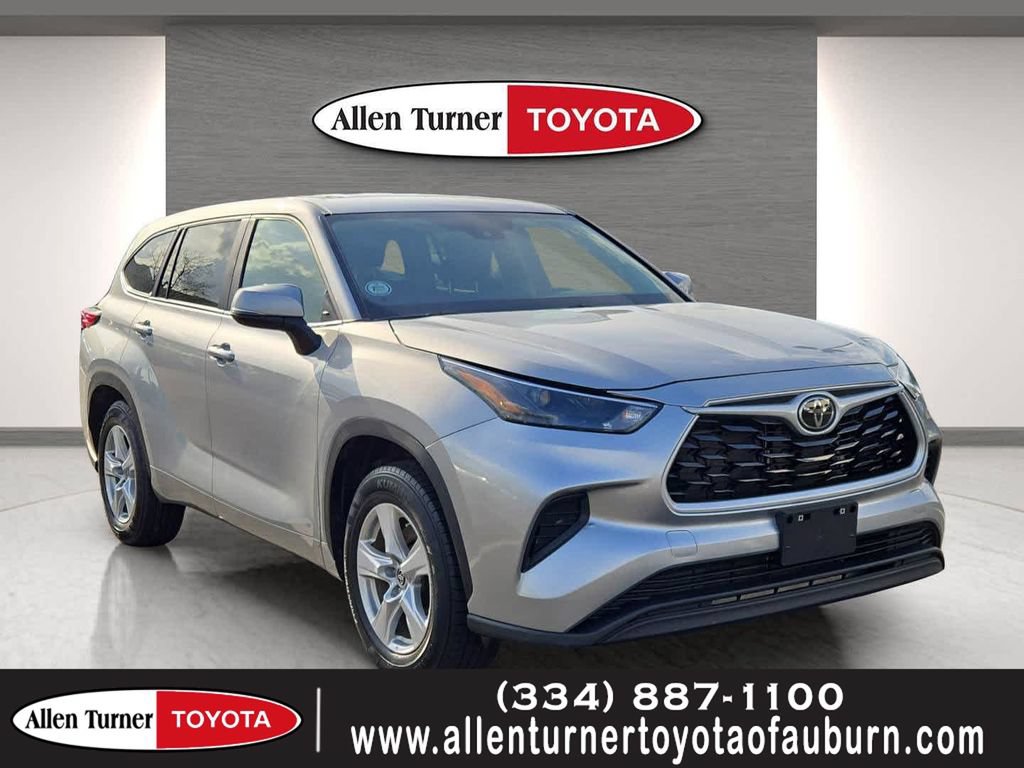 Used 2023 Toyota Highlander L FWD image 1