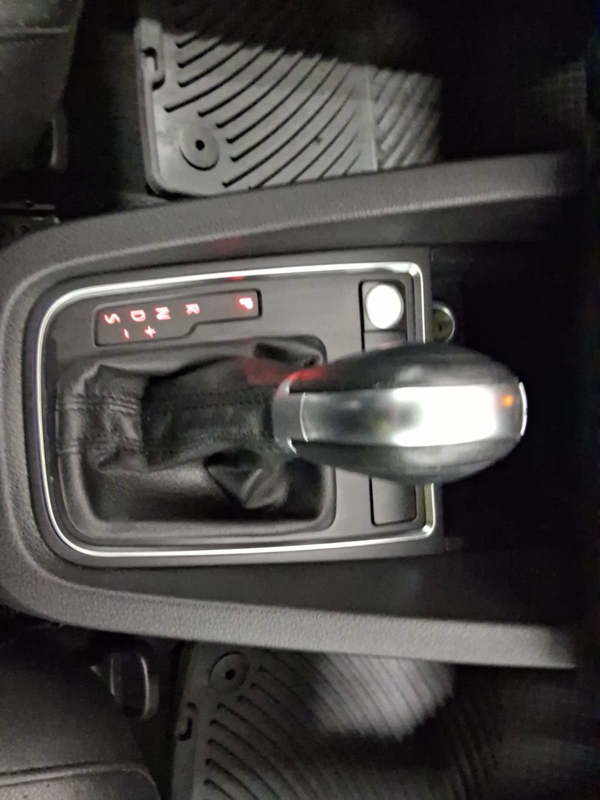 Used 2015 Volkswagen Jetta SE FWD image 19