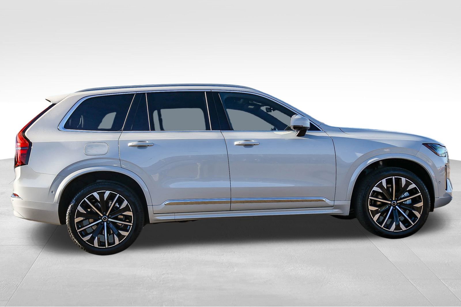 Used 2026 Volvo XC90 B5 Plus w/ Protection Package AWD/4WD image 4