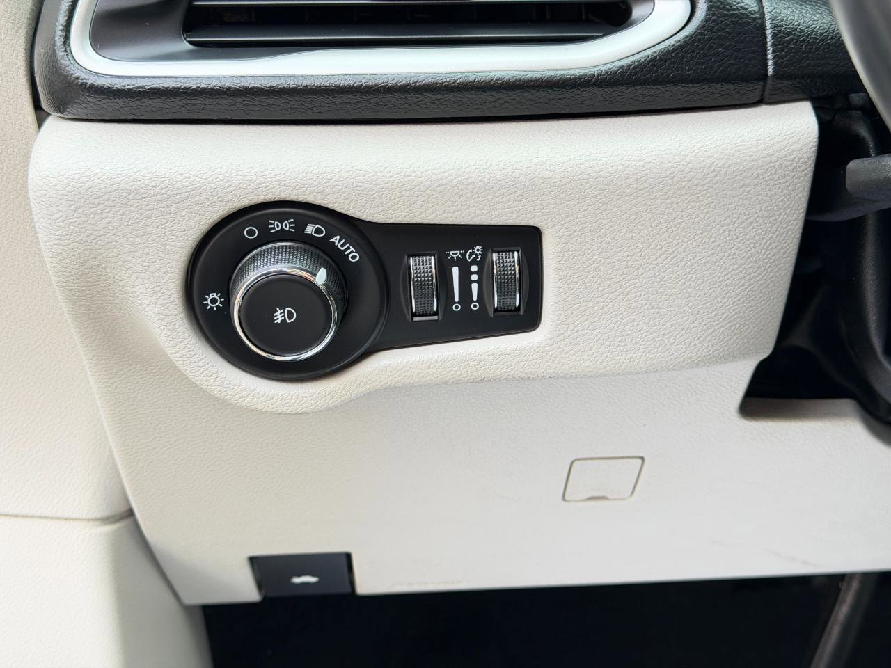 Used 2018 Chrysler Pacifica Touring-L image 17