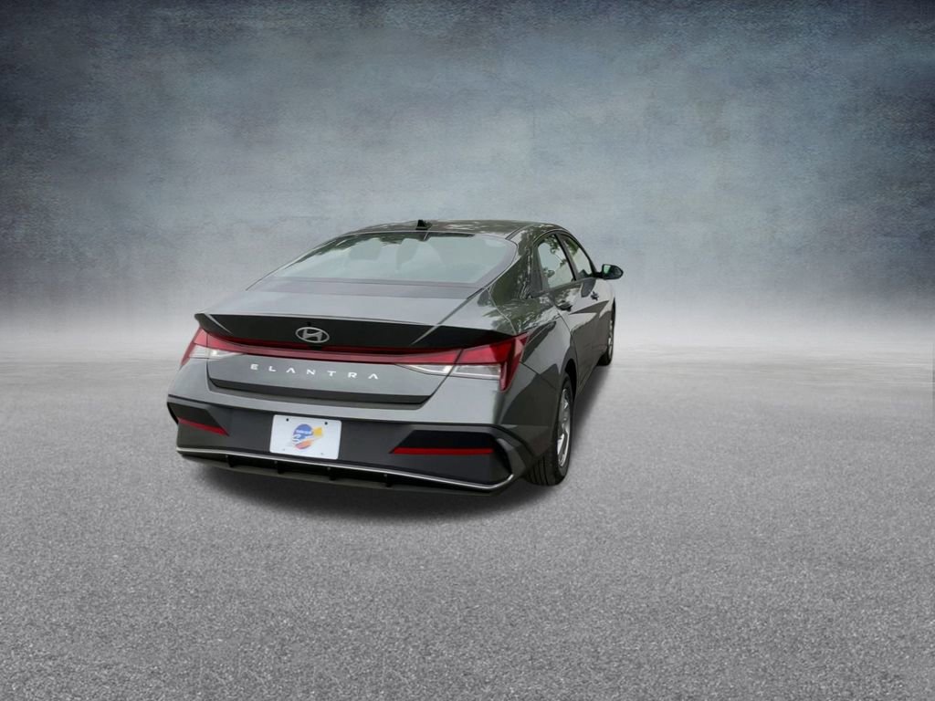 Used 2025 Hyundai Elantra SE image 21