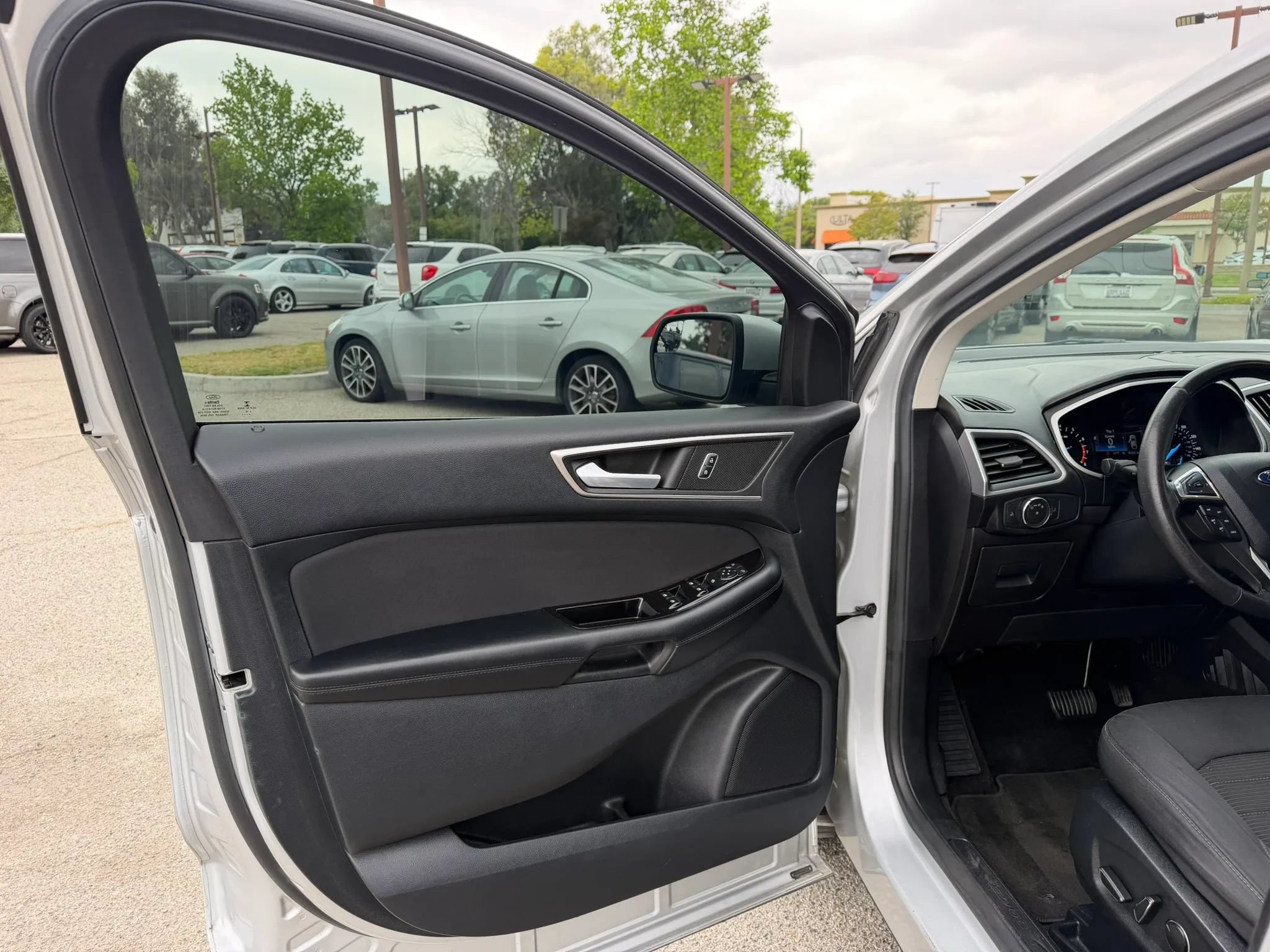 Used 2015 Ford Edge SEL FWD image 9