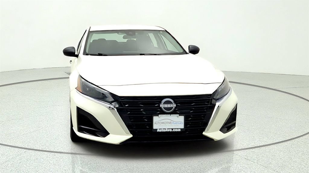 Used 2024 Nissan Altima 2.5 SV AWD/4WD image 2