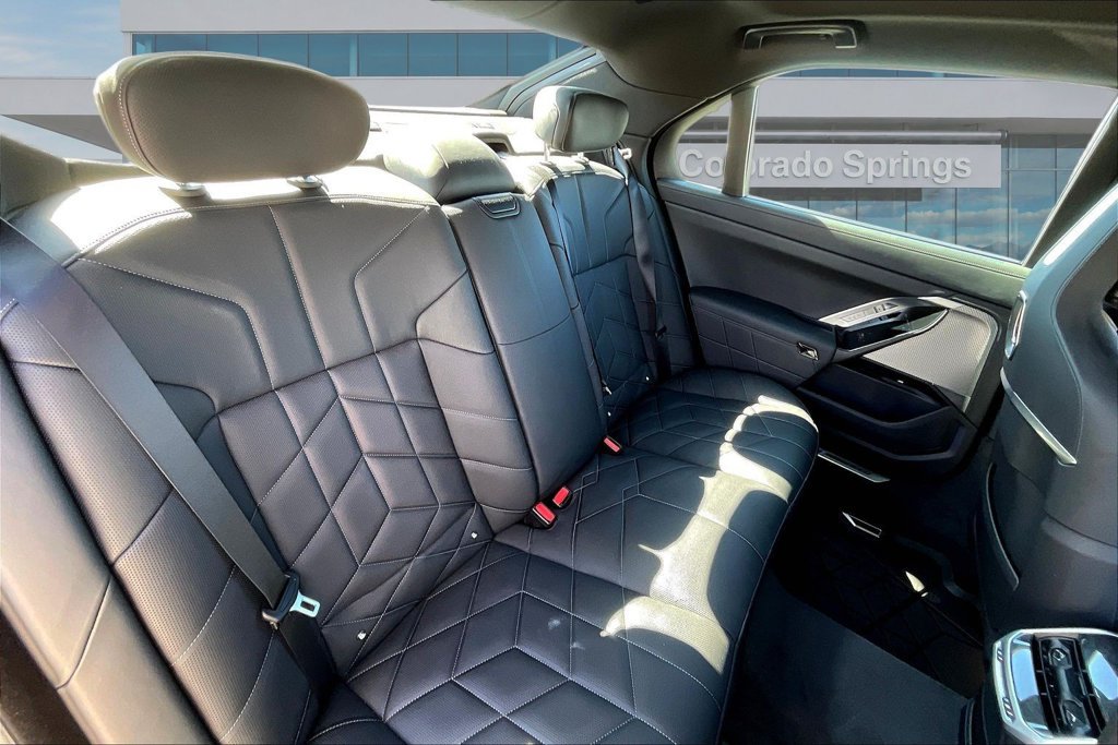 Used 2025 BMW 760i xDrive w/ Premium Package AWD/4WD image 25