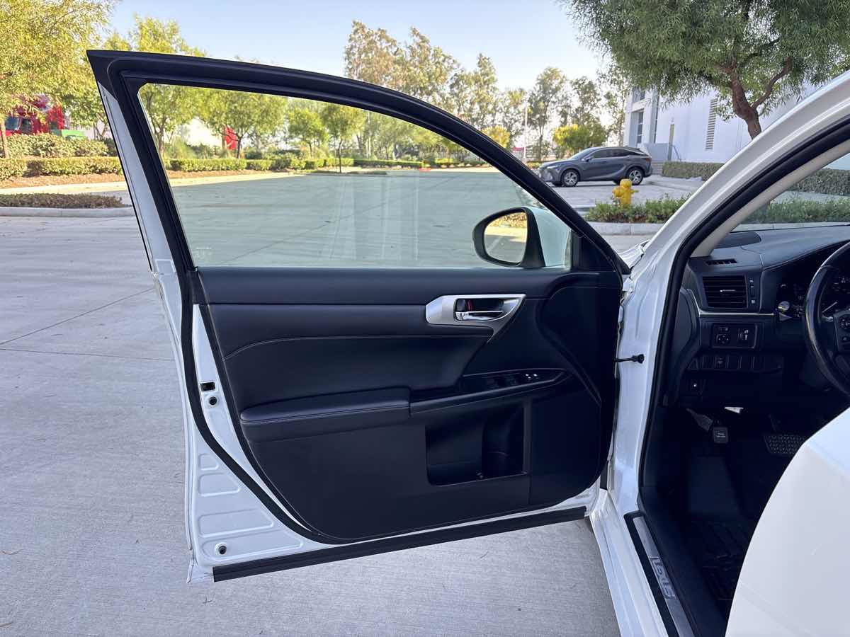 Used 2015 Lexus CT 200h FWD image 18